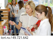make up artist doing a list of products. Стоковое фото, агентство Ingram Publishing / Фотобанк Лори