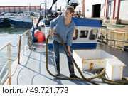 woman working with nets. Стоковое фото, агентство Ingram Publishing / Фотобанк Лори