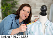 seamstress measuring shoulder on a mannequin. Стоковое фото, агентство Ingram Publishing / Фотобанк Лори