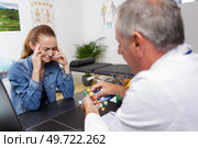depressed womman talking to therapist. Стоковое фото, агентство Ingram Publishing / Фотобанк Лори