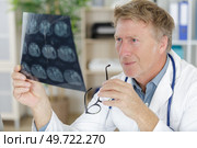 concern doctor checking a radiography. Стоковое фото, агентство Ingram Publishing / Фотобанк Лори