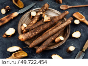 Salsify, unpeeled root, medicine, homeopathic herbs. Preparing salsify root. Стоковое фото, агентство Ingram Publishing / Фотобанк Лори