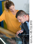 insurance agent inspecting car windshield. Стоковое фото, агентство Ingram Publishing / Фотобанк Лори