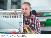 adjustment of heating radiator. Стоковое фото, агентство Ingram Publishing / Фотобанк Лори