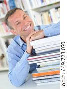 a happy man at the library. Стоковое фото, агентство Ingram Publishing / Фотобанк Лори