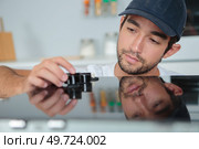 a male worker loose hob knob. Стоковое фото, агентство Ingram Publishing / Фотобанк Лори