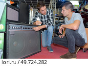 they are buying an amplifier. Стоковое фото, агентство Ingram Publishing / Фотобанк Лори
