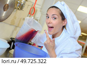 a chef teasing to taste. Стоковое фото, агентство Ingram Publishing / Фотобанк Лори