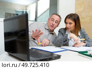 female office intern getting advice from supervisor. Стоковое фото, агентство Ingram Publishing / Фотобанк Лори