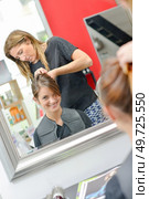 woman is having her hair done. Стоковое фото, агентство Ingram Publishing / Фотобанк Лори