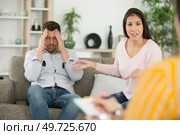 couple arguing at home needs couples therapy. Стоковое фото, агентство Ingram Publishing / Фотобанк Лори