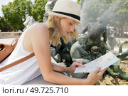 portrait of a tourist looking at map. Стоковое фото, агентство Ingram Publishing / Фотобанк Лори