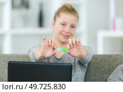 woman before plugging a pendrive on a laptop. Стоковое фото, агентство Ingram Publishing / Фотобанк Лори