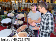 they are presenting a drum. Стоковое фото, агентство Ingram Publishing / Фотобанк Лори
