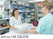 Nurse collecting clean linen from laundry. Стоковое фото, агентство Ingram Publishing / Фотобанк Лори