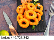 Deep fried calamari or squid rings. Unhealthy food. Frying rings of squid, fast food. Стоковое фото, агентство Ingram Publishing / Фотобанк Лори