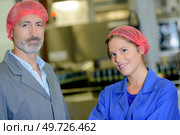 two workers posing in factory. Стоковое фото, агентство Ingram Publishing / Фотобанк Лори