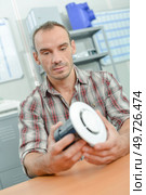 handyman is holding a part. Стоковое фото, агентство Ingram Publishing / Фотобанк Лори
