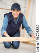 happy woman as joiner grinding wood. Стоковое фото, агентство Ingram Publishing / Фотобанк Лори
