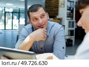 a female merchandiser entertaining client. Стоковое фото, агентство Ingram Publishing / Фотобанк Лори