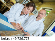 female worker measure frame in workshop. Стоковое фото, агентство Ingram Publishing / Фотобанк Лори