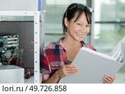 happy casual woman holding a folder. Стоковое фото, агентство Ingram Publishing / Фотобанк Лори