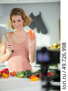 young woman food blogger talking to the camera. Стоковое фото, агентство Ingram Publishing / Фотобанк Лори