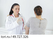 a doctor injecting patients hand. Стоковое фото, агентство Ingram Publishing / Фотобанк Лори