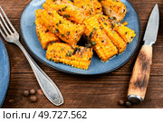 Ears of corn baked with herbs. Vegetarian food, recipes.. Corn cobs grilled or baked. Стоковое фото, агентство Ingram Publishing / Фотобанк Лори