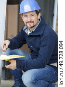 man holding a trowel with cement. Стоковое фото, агентство Ingram Publishing / Фотобанк Лори