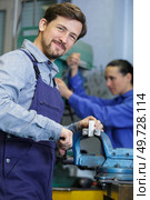 portrait of male engineer using vice. Стоковое фото, агентство Ingram Publishing / Фотобанк Лори