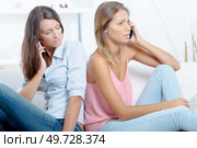 2 friends on the phone. Стоковое фото, агентство Ingram Publishing / Фотобанк Лори