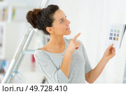 woman considering color scheme for redecorating. Стоковое фото, агентство Ingram Publishing / Фотобанк Лори