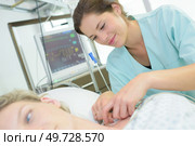 nurse tending to patients neck perfusion. Стоковое фото, агентство Ingram Publishing / Фотобанк Лори