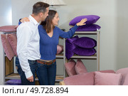 sopping couple choosing cloths at home decoration store. Стоковое фото, агентство Ingram Publishing / Фотобанк Лори