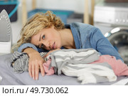 tired depressed housewife doing laundry. Стоковое фото, агентство Ingram Publishing / Фотобанк Лори