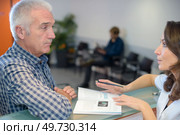 a receptionist talking to patient. Стоковое фото, агентство Ingram Publishing / Фотобанк Лори