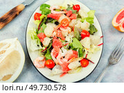 Asian salad with pomelo, shrimps and fresh vegetables. Thai appetizer salad.. Delicious pomelo salad with shrimps. Стоковое фото, агентство Ingram Publishing / Фотобанк Лори
