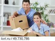 a happy couple unpacking boxes. Стоковое фото, агентство Ingram Publishing / Фотобанк Лори