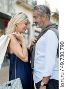 closeup of cheerful retiree man and woman in a city. Стоковое фото, агентство Ingram Publishing / Фотобанк Лори