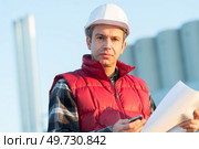 a worker in helmet outdoors. Стоковое фото, агентство Ingram Publishing / Фотобанк Лори