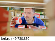man in store room. Стоковое фото, агентство Ingram Publishing / Фотобанк Лори