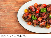 Fried champignon mushrooms stuffed with meat and tomatoes on rural wooden background. Top view. Copy space.. Baked stuffed mushrooms. Стоковое фото, агентство Ingram Publishing / Фотобанк Лори