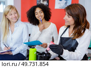 learning to do hair dying. Стоковое фото, агентство Ingram Publishing / Фотобанк Лори