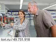 female seller helping customer. Стоковое фото, агентство Ingram Publishing / Фотобанк Лори