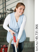 a young woman is hoovering. Стоковое фото, агентство Ingram Publishing / Фотобанк Лори