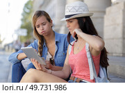 lost and confused girl friends looking for directions on map. Стоковое фото, агентство Ingram Publishing / Фотобанк Лори