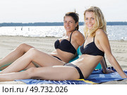 two women posing on bikini on the beach. Стоковое фото, агентство Ingram Publishing / Фотобанк Лори