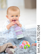 a baby on the carpet. Стоковое фото, агентство Ingram Publishing / Фотобанк Лори