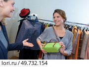 happy woman selecting handbag in commercial centre. Стоковое фото, агентство Ingram Publishing / Фотобанк Лори